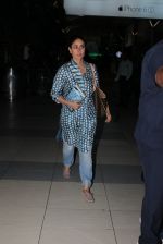 Kareena Kapoor snapped at airport on 2nd Nov 2015